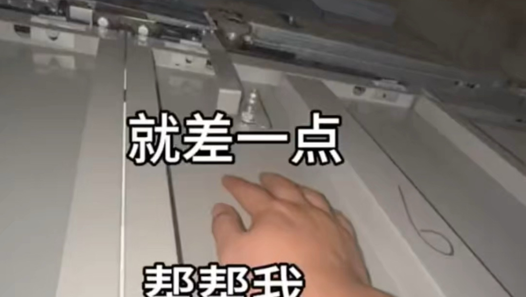 电梯门开一半留一半，#电梯战神 #电梯维保 #电梯维修