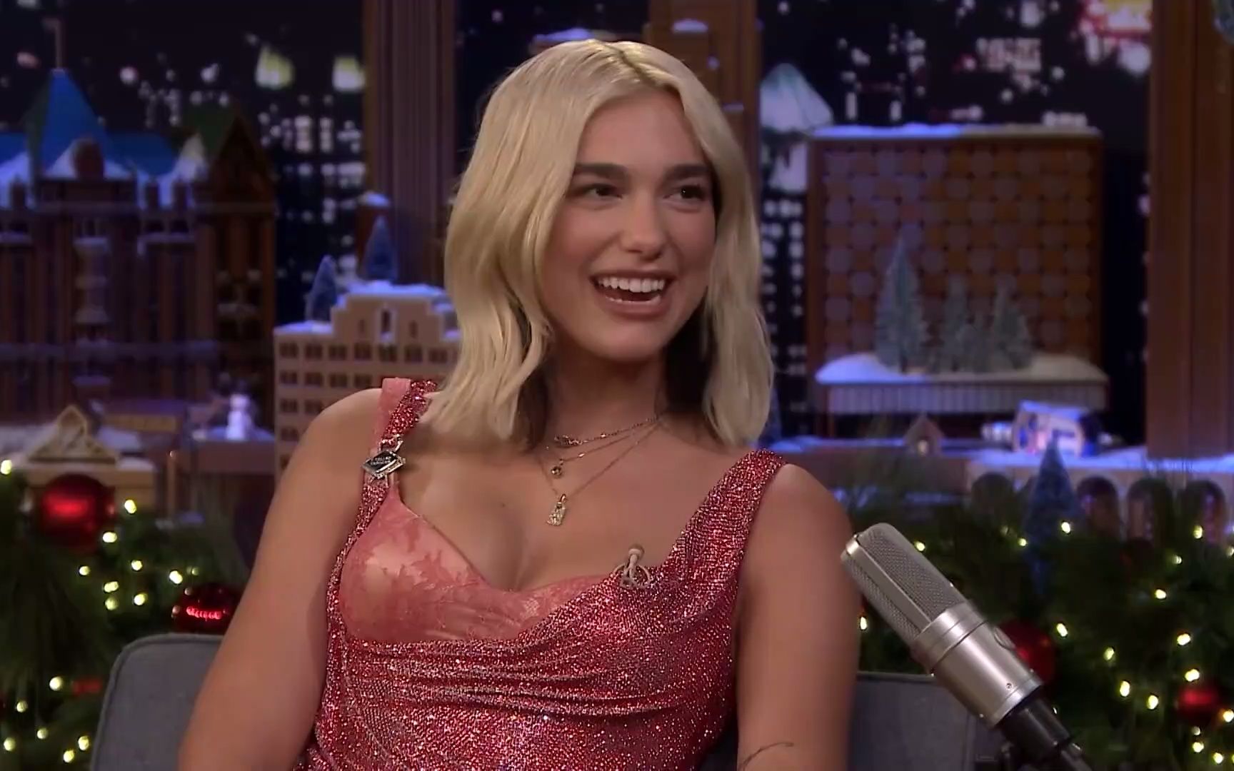 啪姐Dua Lipa讲述了她在美国电视节目《今夜秀》首次亮相后与吉米的尴尬时刻哔哩哔哩bilibili