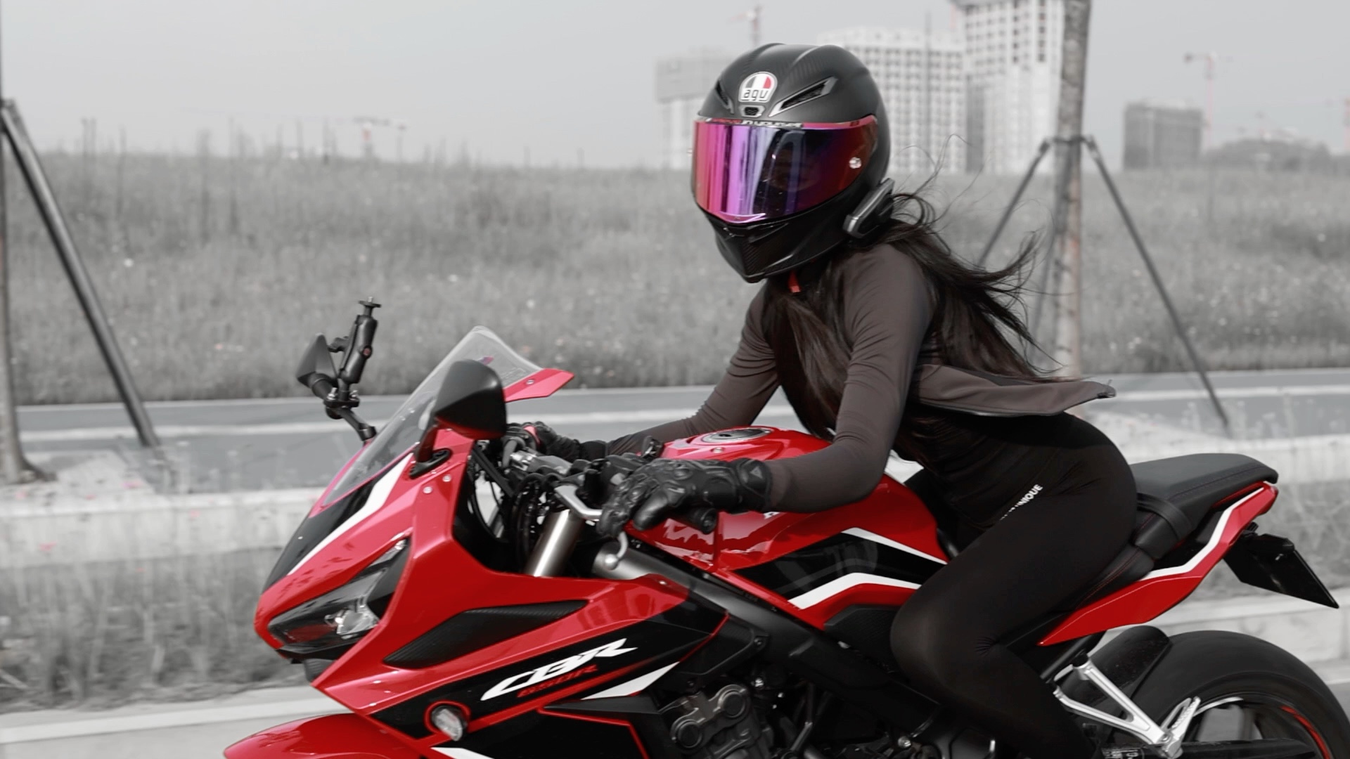 今天拍机车姐姐