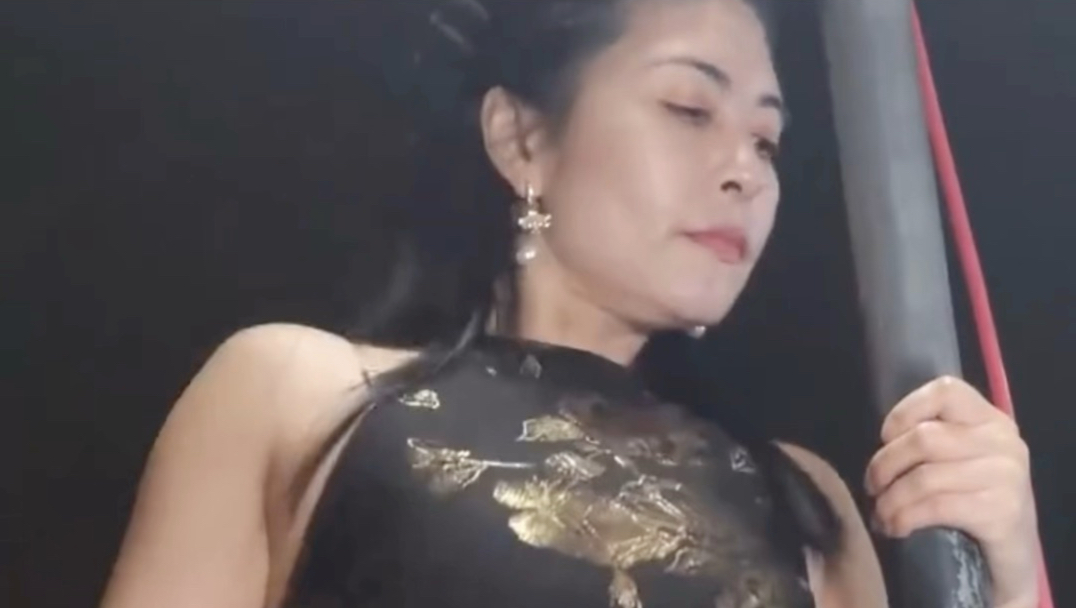 阿姨年轻时也是风华绝代，上年纪了干啥看着都心酸～