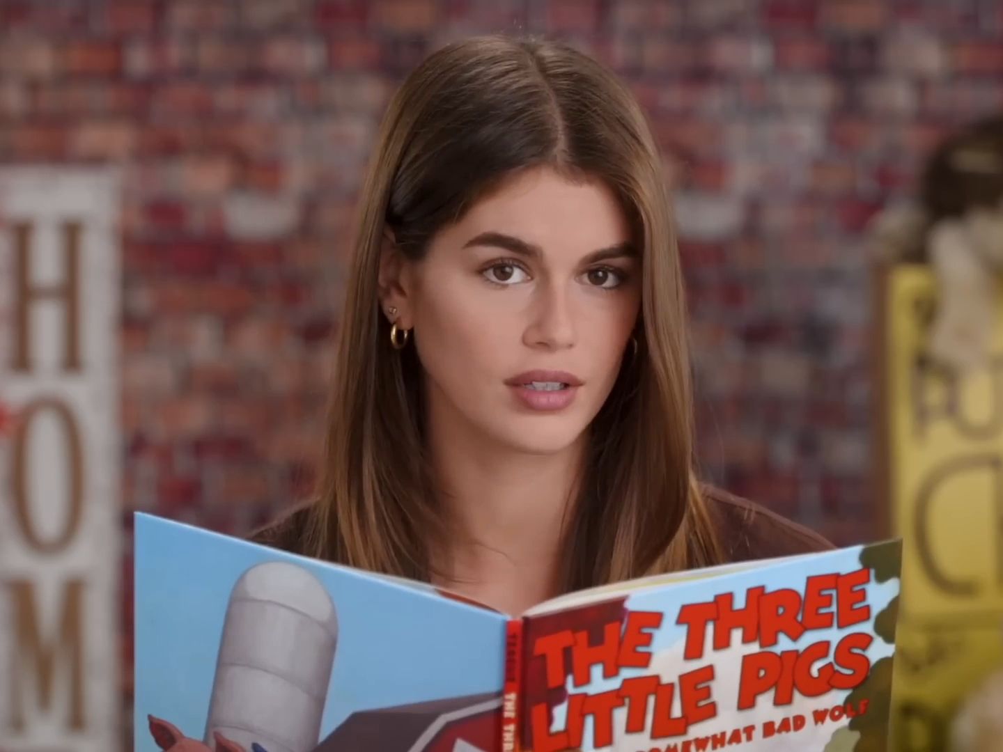 [图]【高品质英文绘本动画】'The Three Little Pigs and the Somewhat Bad Wolf' read by Kaia Gerber