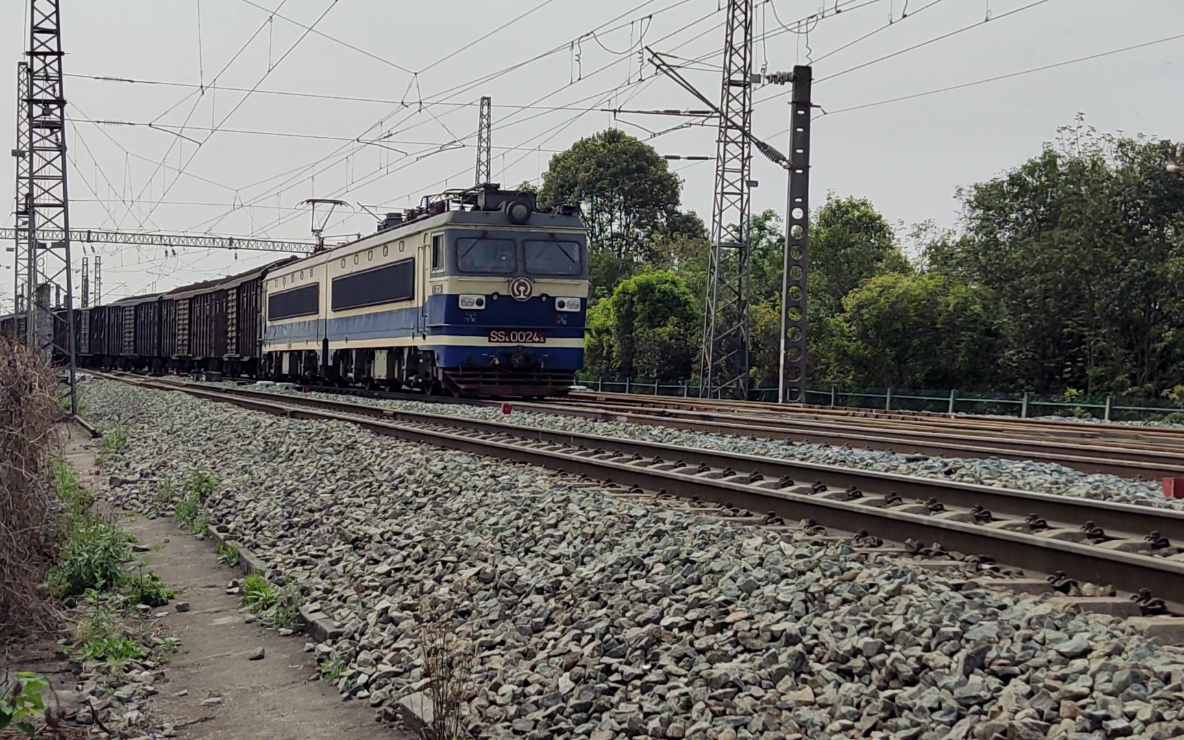 西局新段ss4驶出成都北站