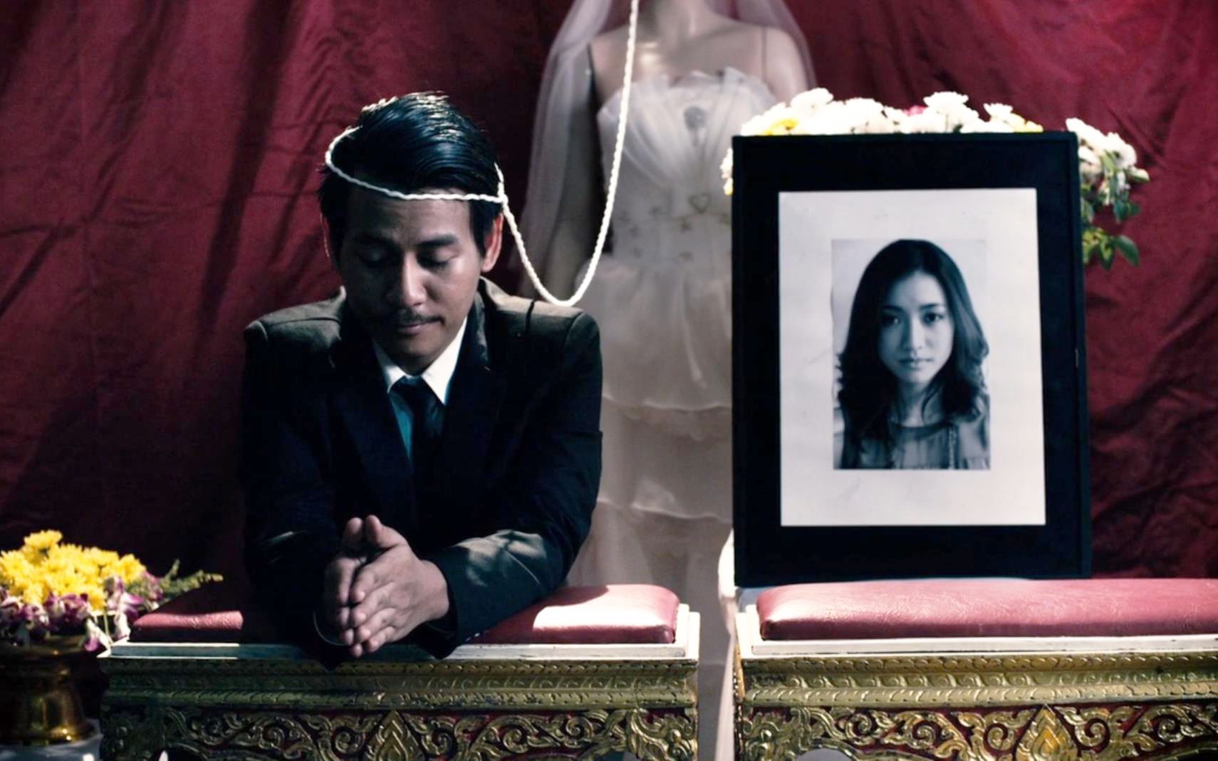 男子拿钱和女尸结冥婚,发现女尸美貌如花后,索性和她假戏真做