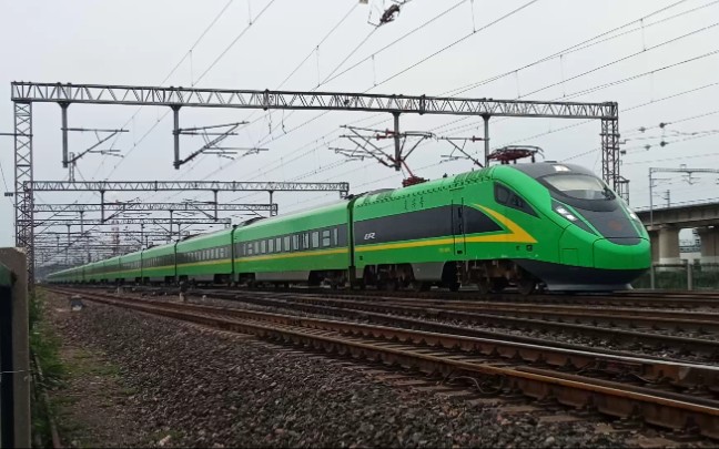 中国普速动车d718次通过曹庄子站驶往北京南站方向.