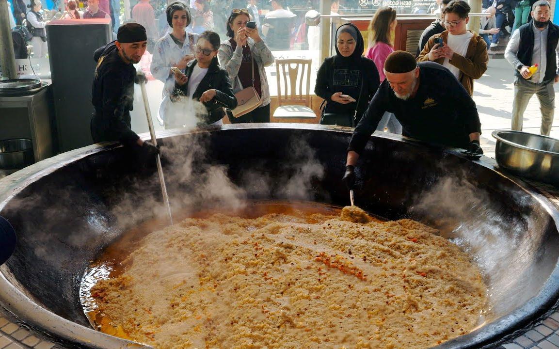 乌兹别克斯坦超大锅羊肉手抓饭