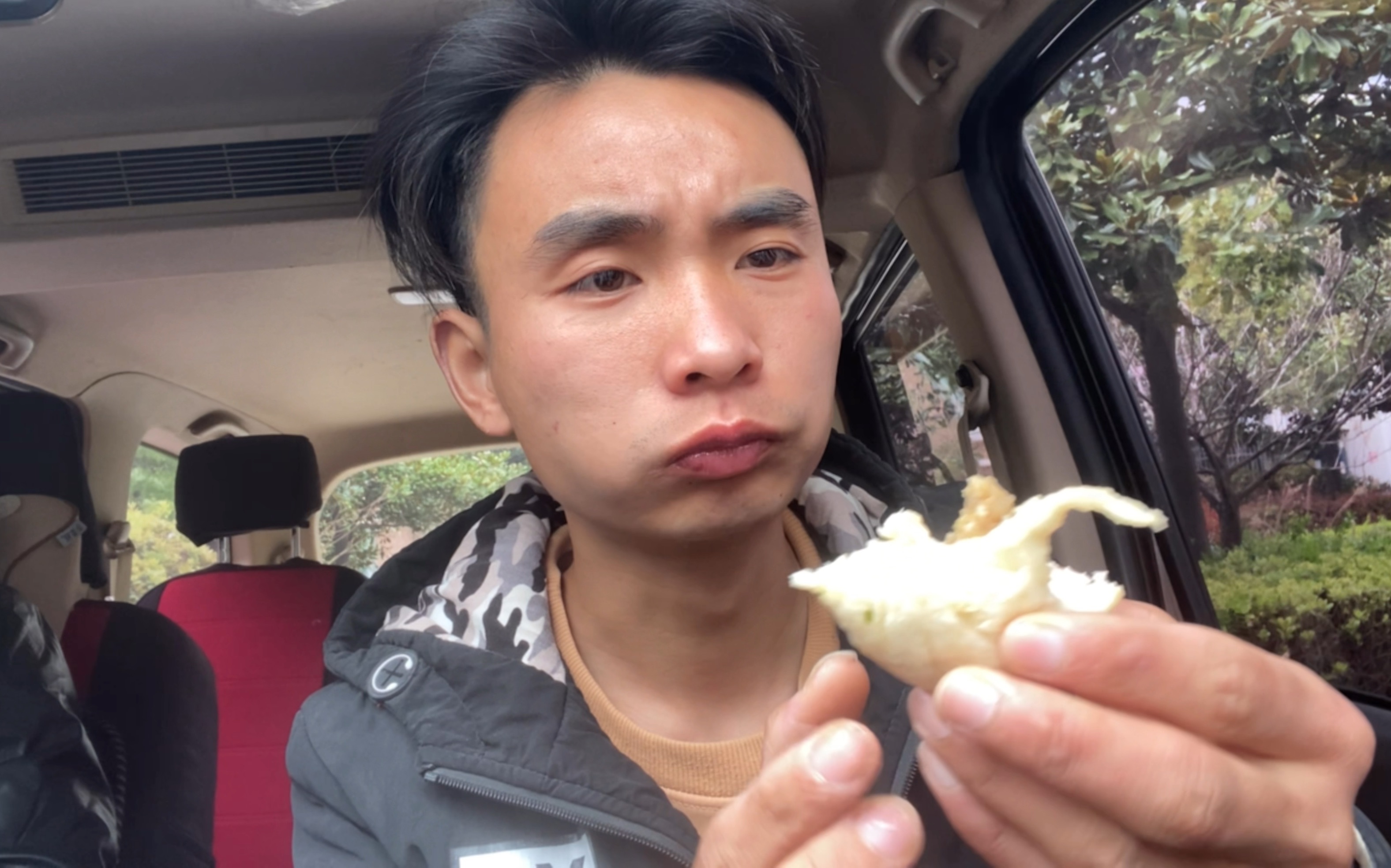 人类高智商 沙雕倒放吃一个肉包包 ,光线不太好 就凑合凑合看吧_哔哩