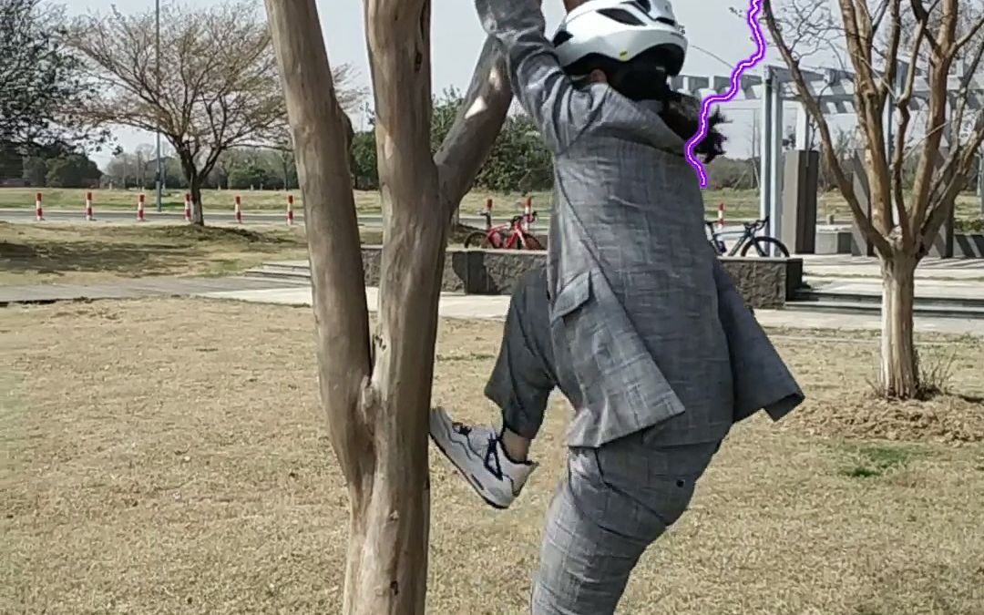 女骑手爬树技巧