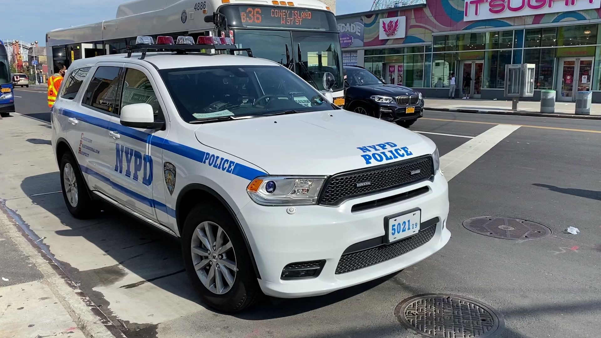 公交车站现场的nypd警车._哔哩哔哩 (゜-゜)つロ 干杯~-bilibili