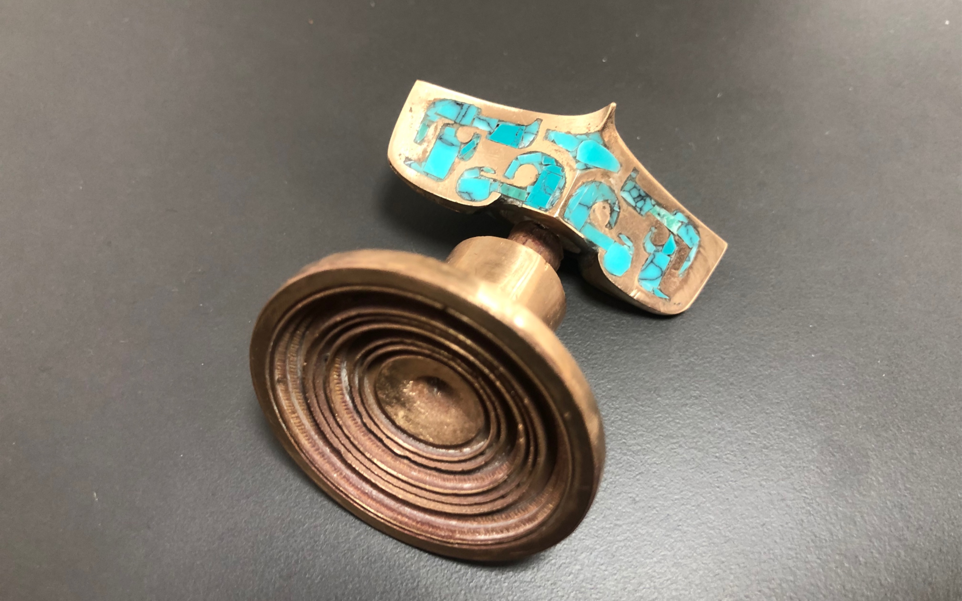 火与铁的艺术～绿松石剑格绳纹底薄壁同心圆剑首