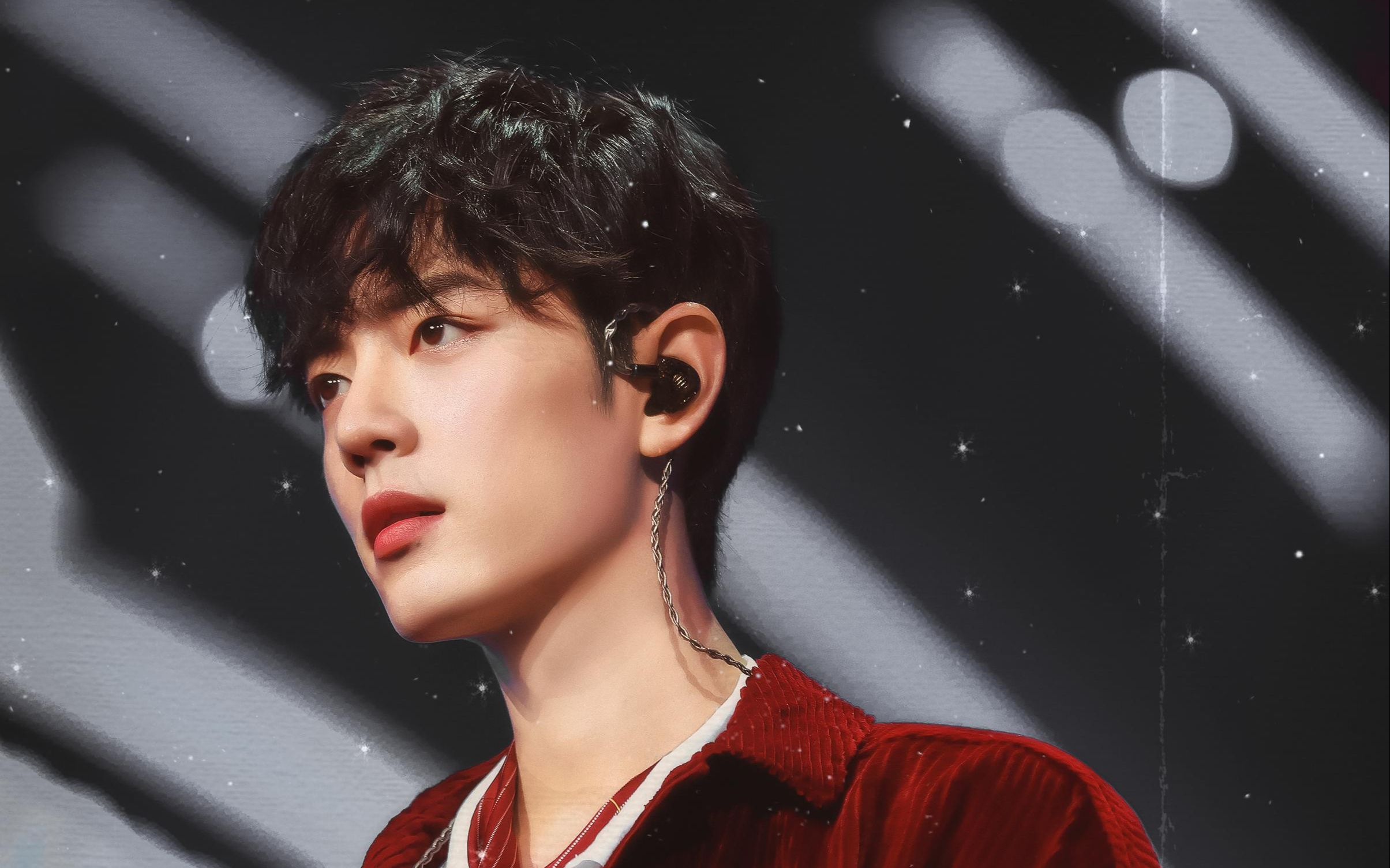 肖战坐在那里好呆萌,太可爱了,被圈粉了