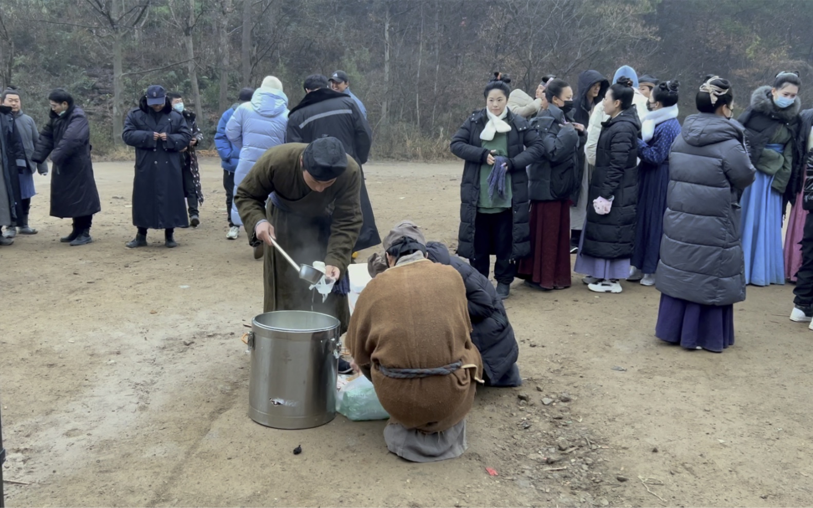 [图]凌晨三点半集合拍戏，剧组大队天亮才到，在山洞睡觉冻得瑟瑟发抖