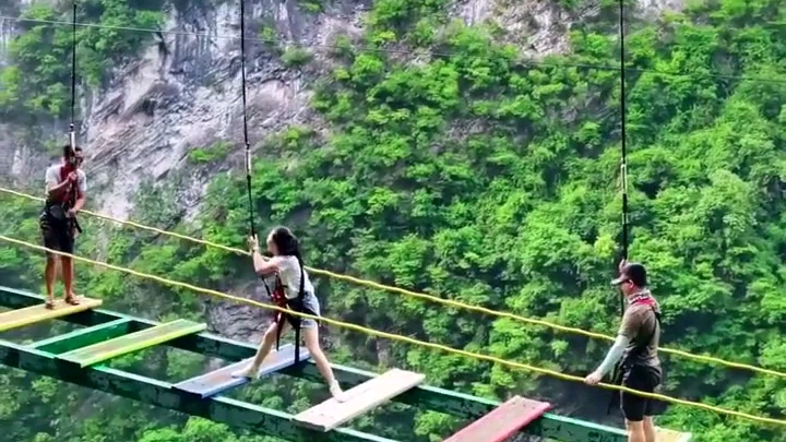 云旅游:湖北恩施地心谷景区,女子跑步过“步步惊心桥”哔哩哔哩bilibili