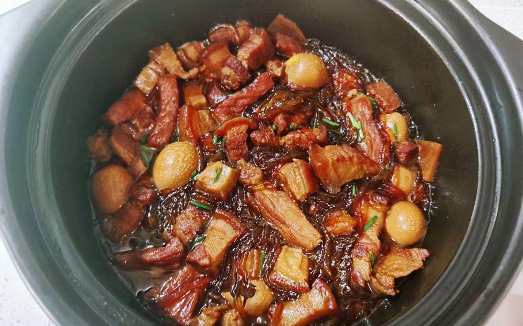 红烧肉炖粉条|沾满汤汁的鹌鹑蛋和粉条真的太好吃太下饭啦,今天又是简