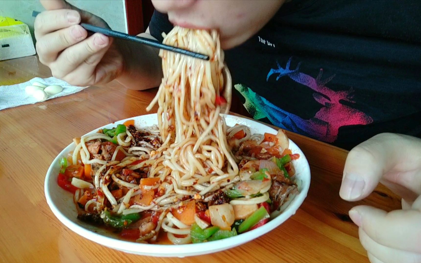 红烧鸡块拌面,鸡块加煮蛋,拌上油泼辣子,配着大蒜吃,就是豪横_哔哩