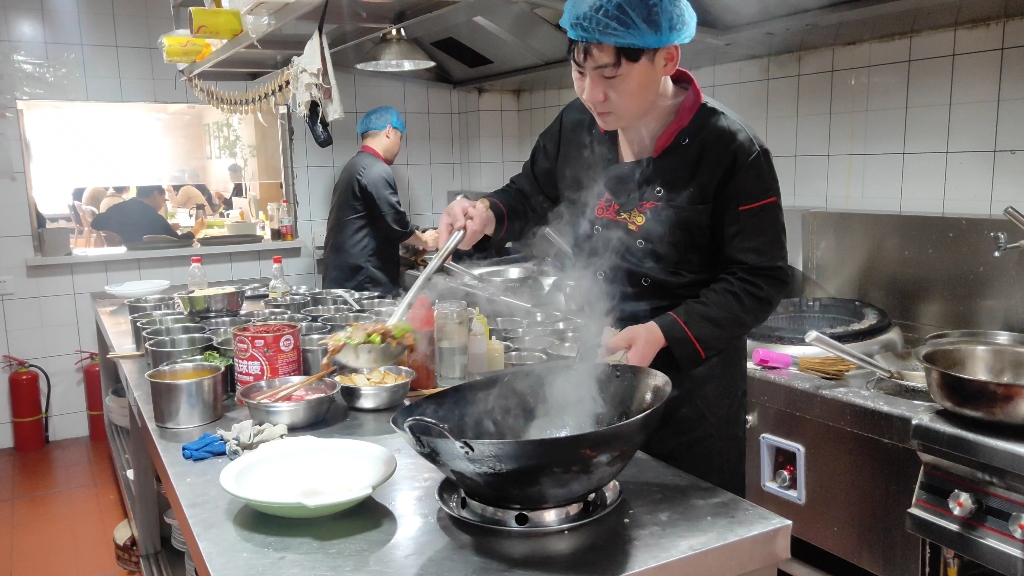 饭店中午营业额突破一千多块钱,生意越来越好了,餐饮行业要回暖了哔哩哔哩bilibili