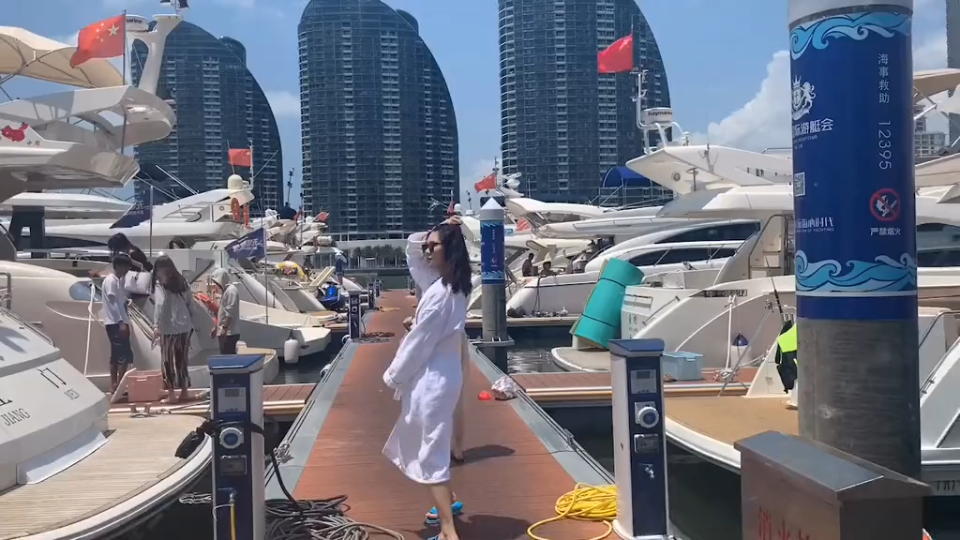 美女们的游艇上快乐时光