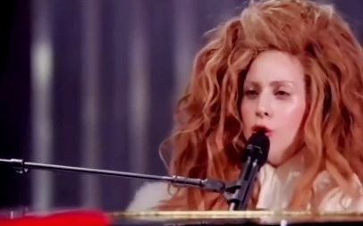 ladygaga #eltonjohn 老鳖和大姑妈共同演绎《artpop》看到搞怪鳖,大