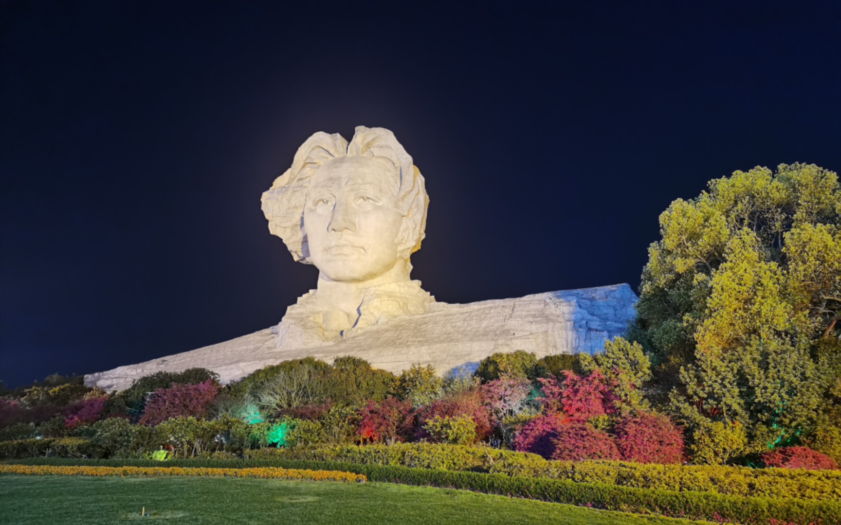 [图]橘子洲头，看万山红遍，层林尽染。漫江碧透，百舸争流。鹰击长空，鱼翔浅底，万类霜天竞自由。