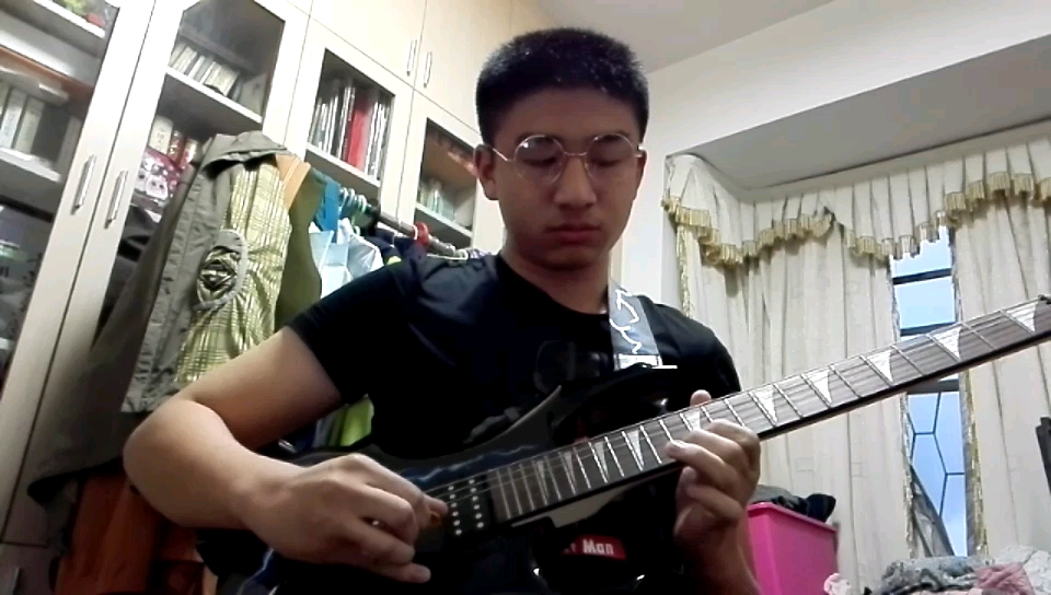 活动  眼镜男演奏吉他