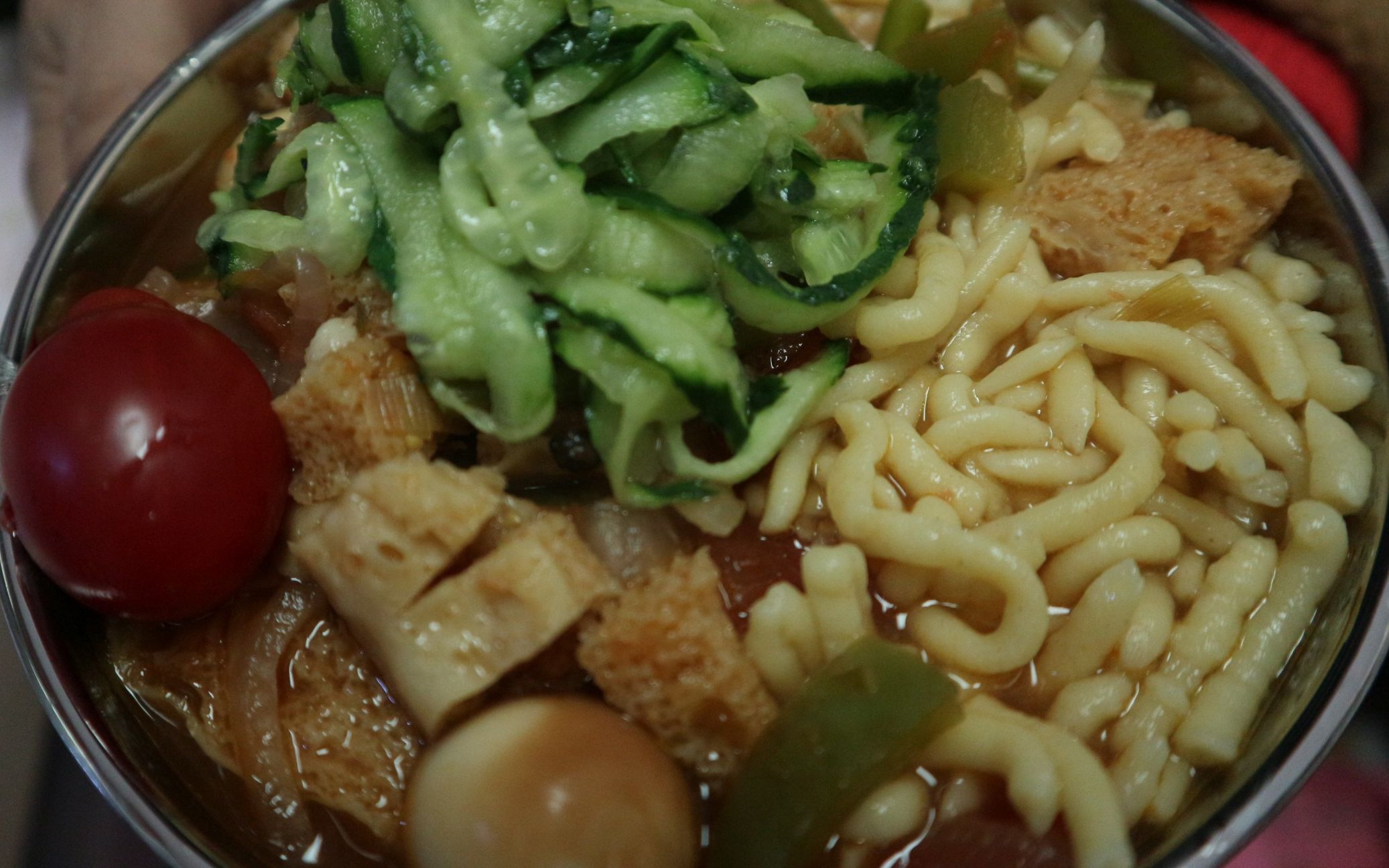 老祁做山西特色面食抿圪斗,浇上满满的烩菜卤子,连吃三碗才过瘾