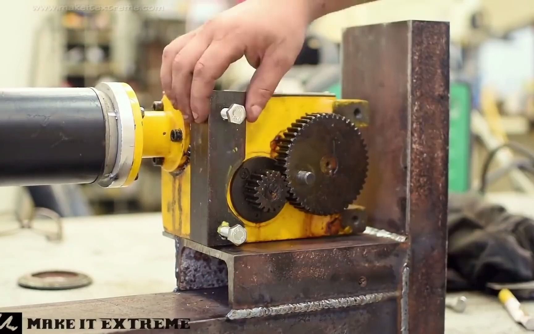 机械牛人改造一台自动钢锯,锯金属毫不费力,真是太棒了