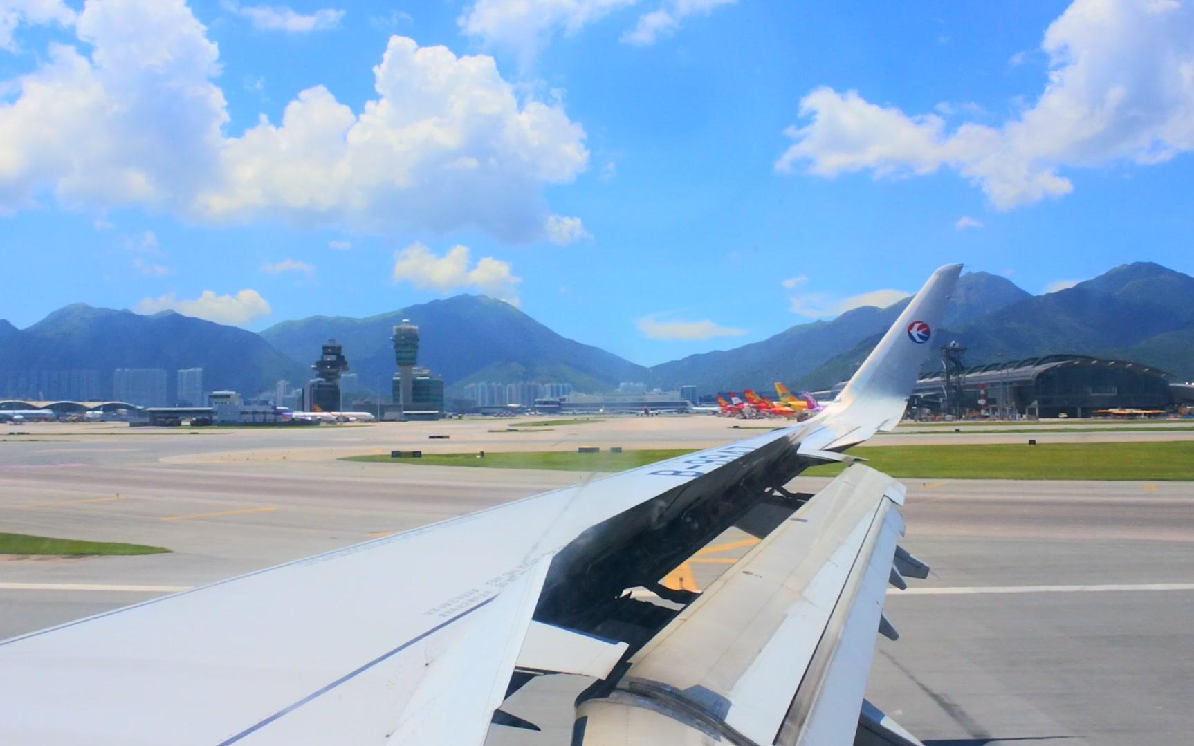 20188东方航空mu501降落香港国际机场