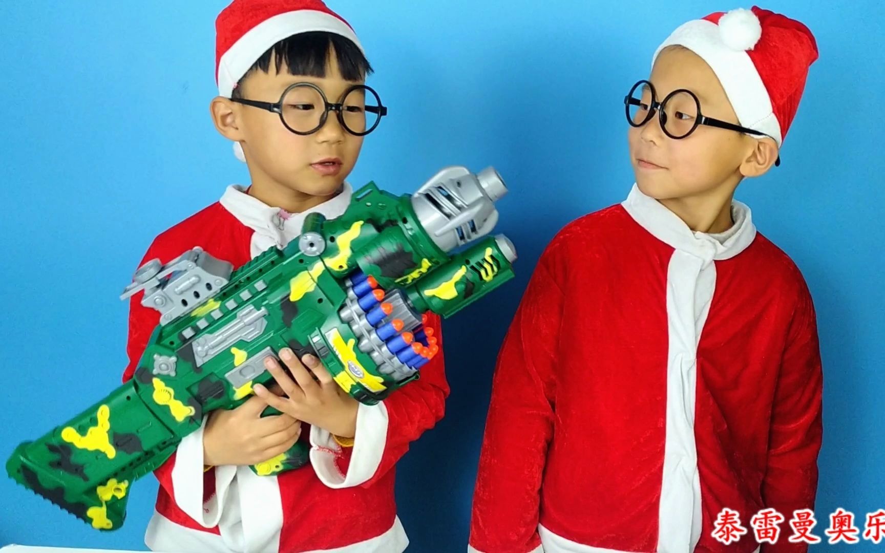 小泽和哥哥开箱玩弹匣可以旋转的组装枪玩具,电动模式可以连续发射