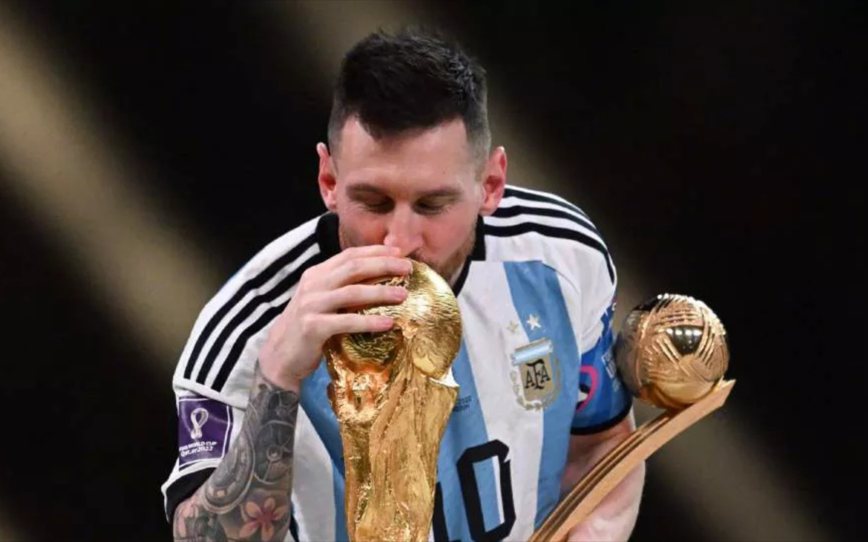阿根廷点球大战获胜夺世界杯冠军,梅西终捧大力神杯