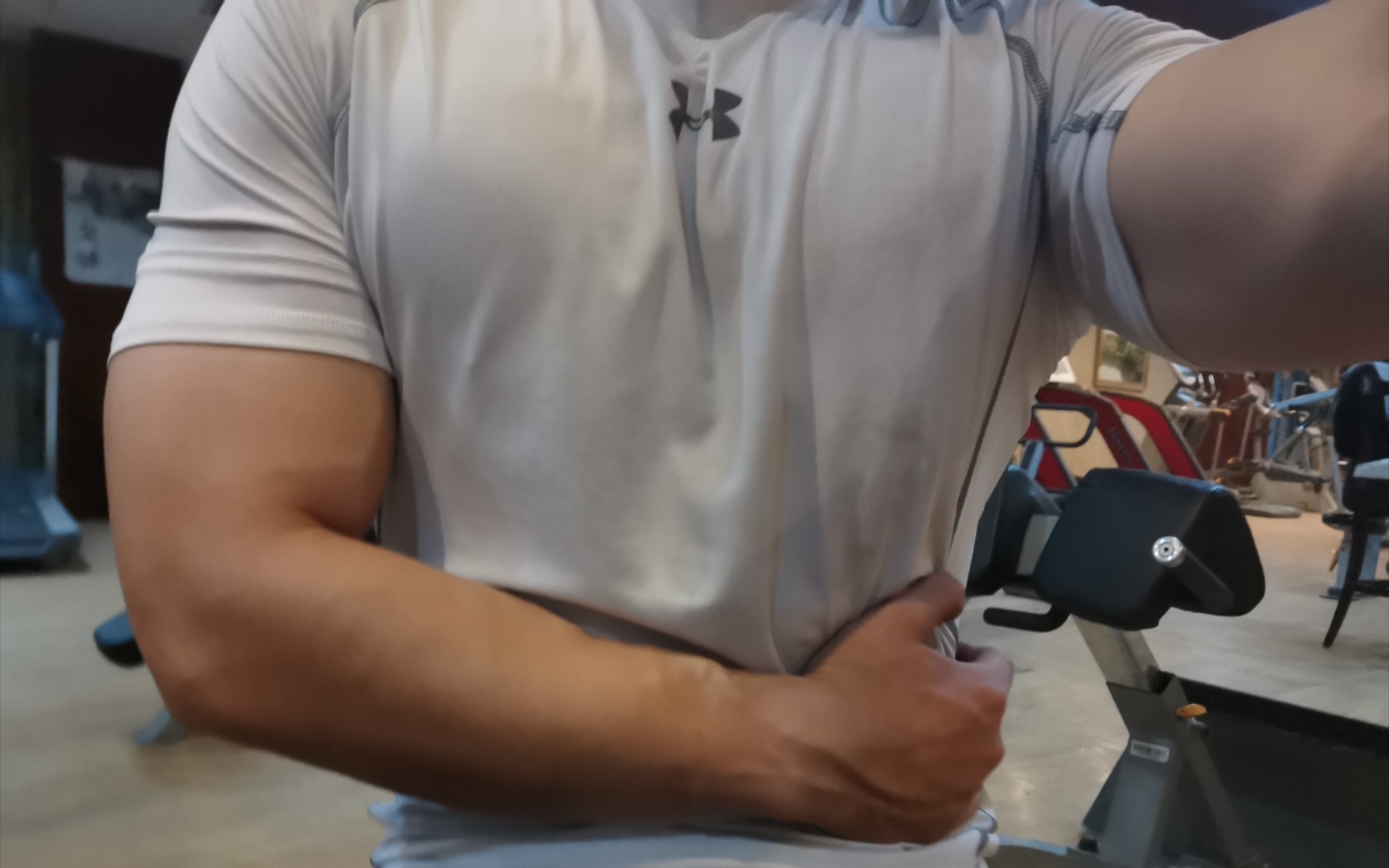 男人练出大胸的秘诀,双杠臂屈伸