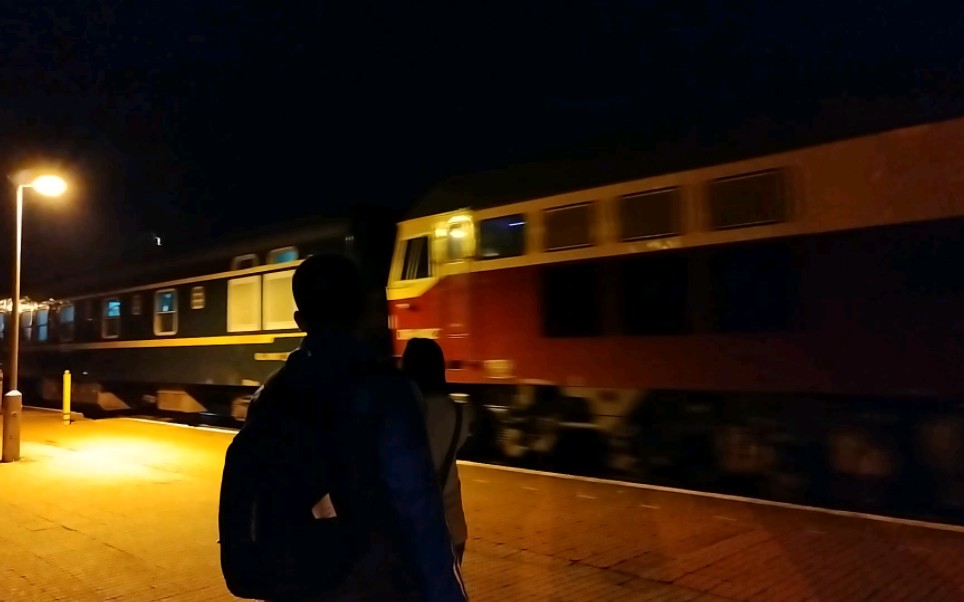 k7040(漠河-绥化)-哈局三段df4d 0427进嫩江站一站台停车