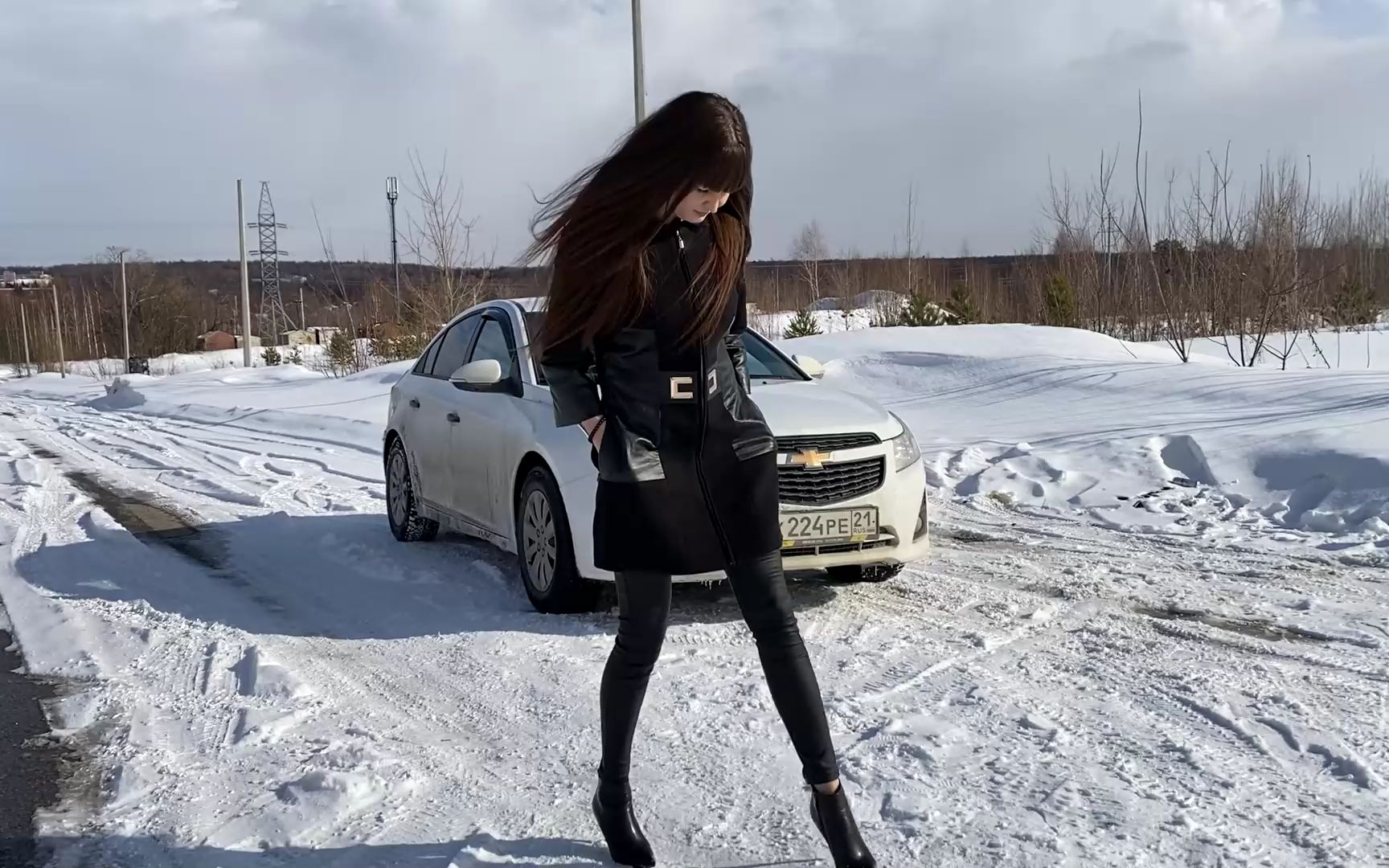 长腿美女脚踩高跟皮靴开车回家,不料半路遇到雪地陷车,无奈只好徒步