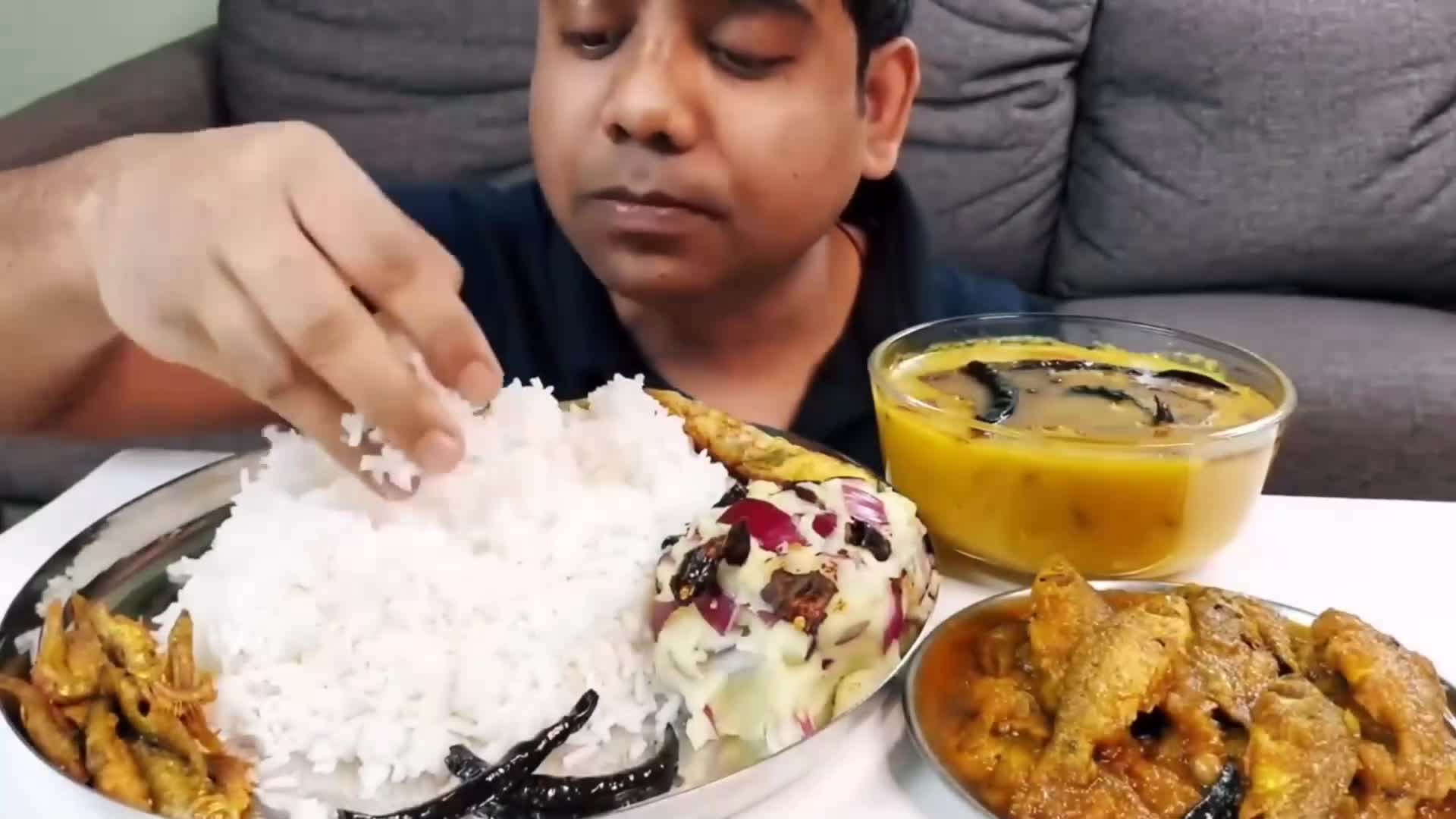 印度吃货白板哥吃掉一整盘咖喱鱼料理 一口饭一条鱼根本不用吐刺