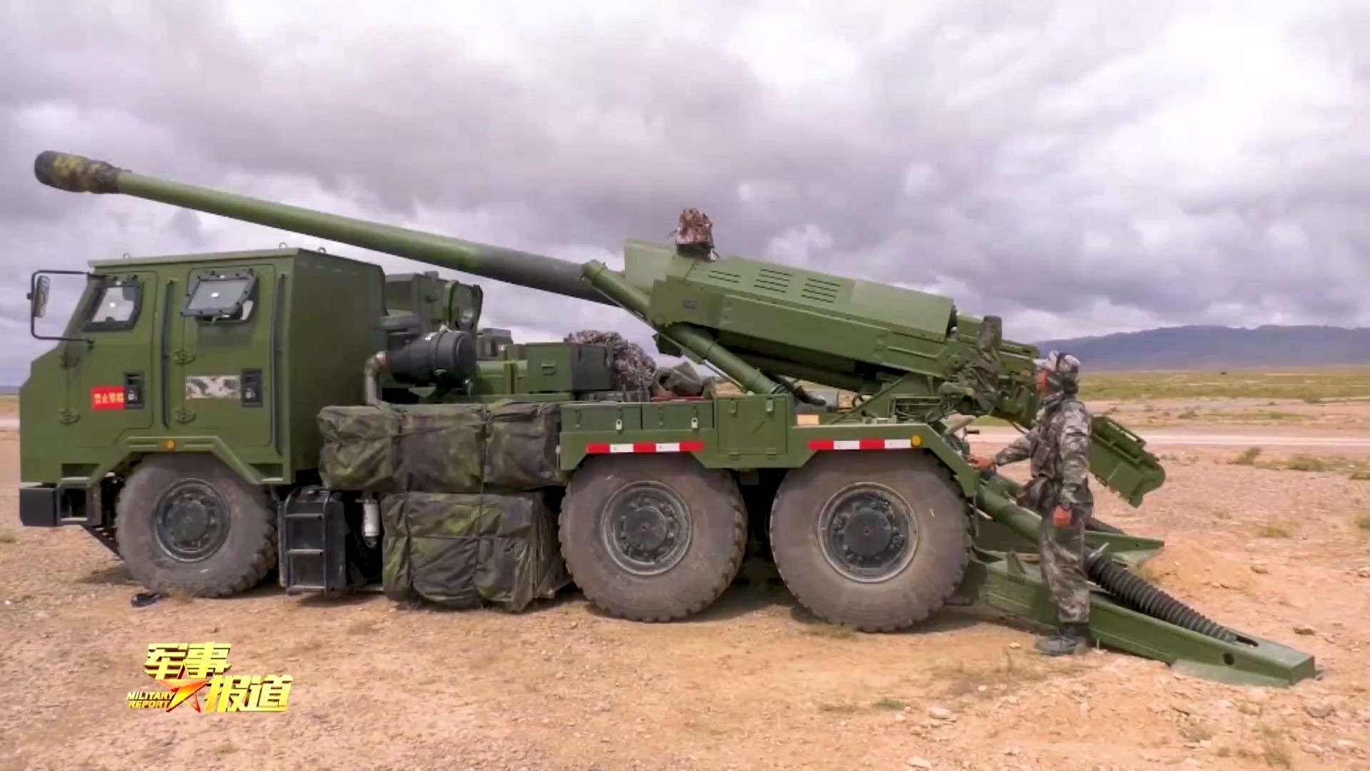 第73集团军新型车载加榴炮西北戈壁开火