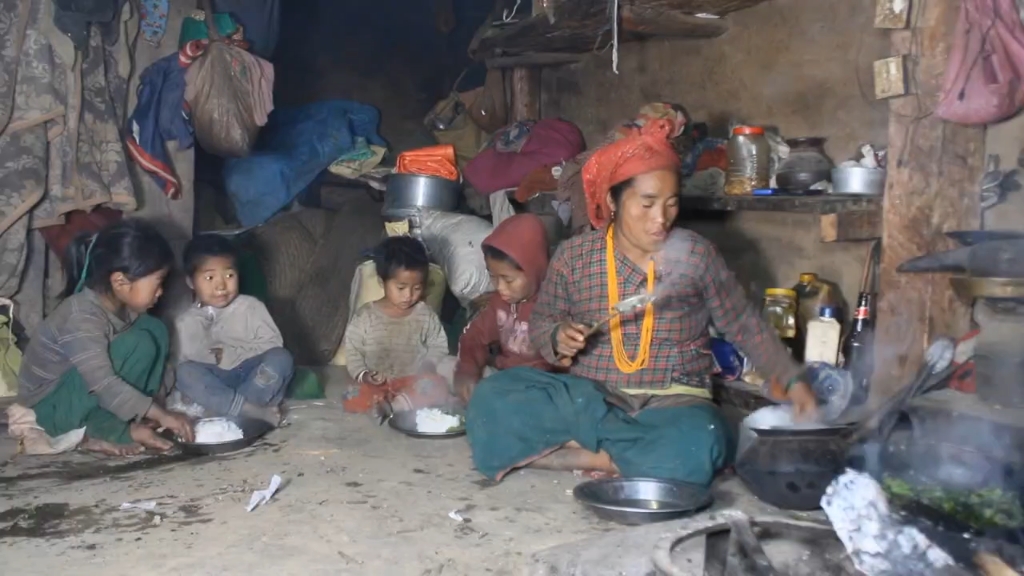尼泊尔山区穷人的生活真苦,萝卜菜叶都舍不得扔,在自家磨玉米粉