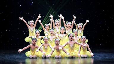 波士顿芭蕾胡桃夹子有熊的那段Nutcracker Toys Take the Stage Boston