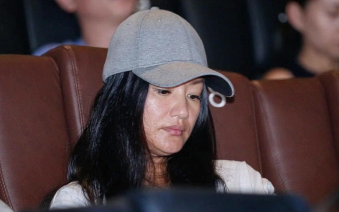 47岁瞿颖颜值崩了!素颜观影皮肤粗糙蜡黄,一脸赘肉毛孔都看得清