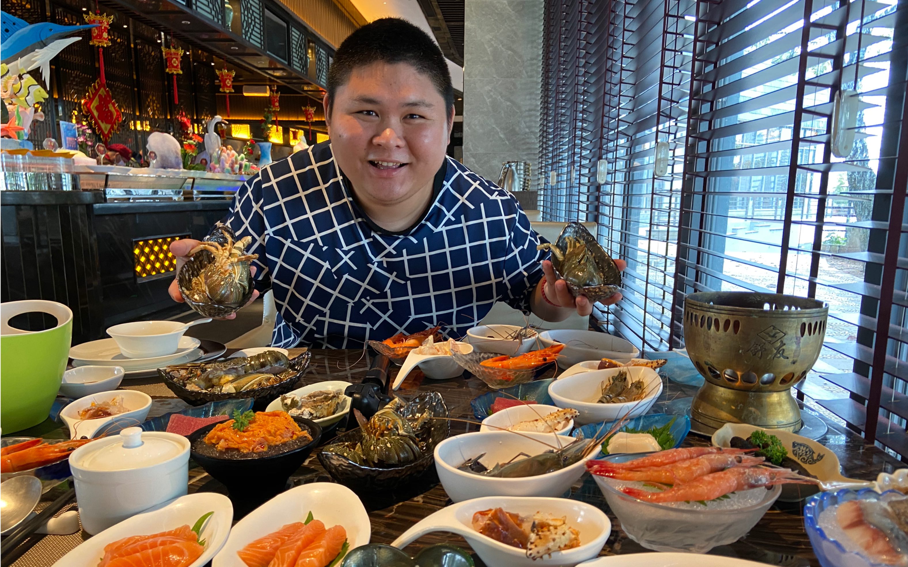 368一位的顶级海鲜自助餐,小青龙随便吃,拳头一样大