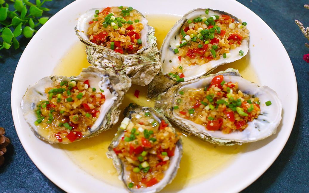 厨师长为你解密:饭店的蒜蓉蒸生蚝是怎么做的?其实做法很简单_哔哩哔