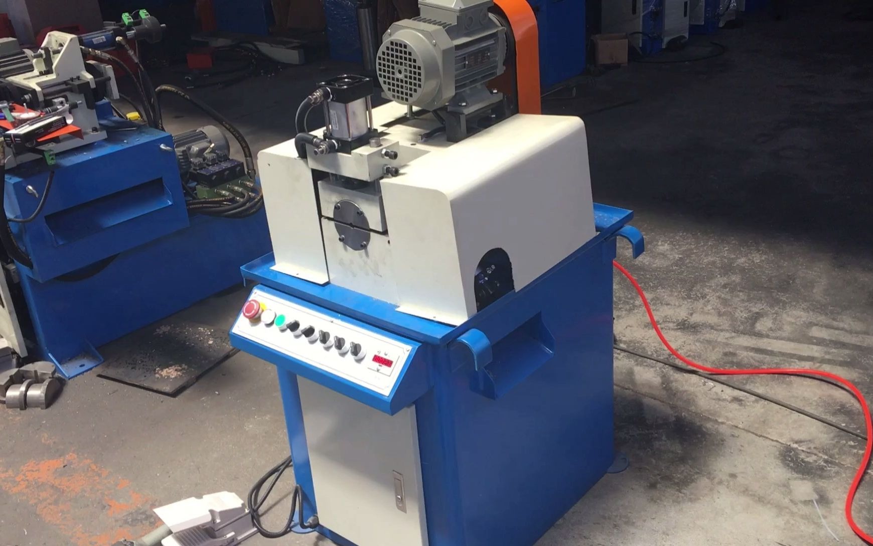 60单头倒角机加工6.9x6.5mm塑料棒车台阶视频