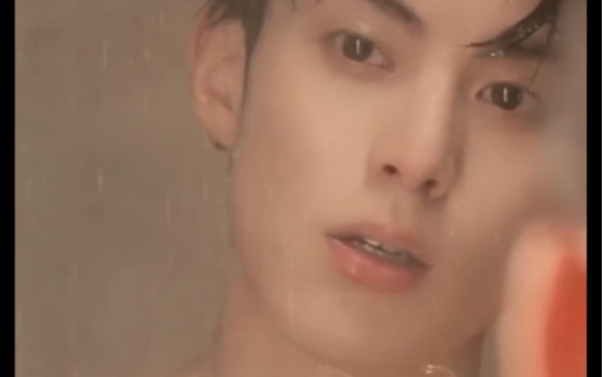 王鹤棣洗澡花絮,这是我能看的吗