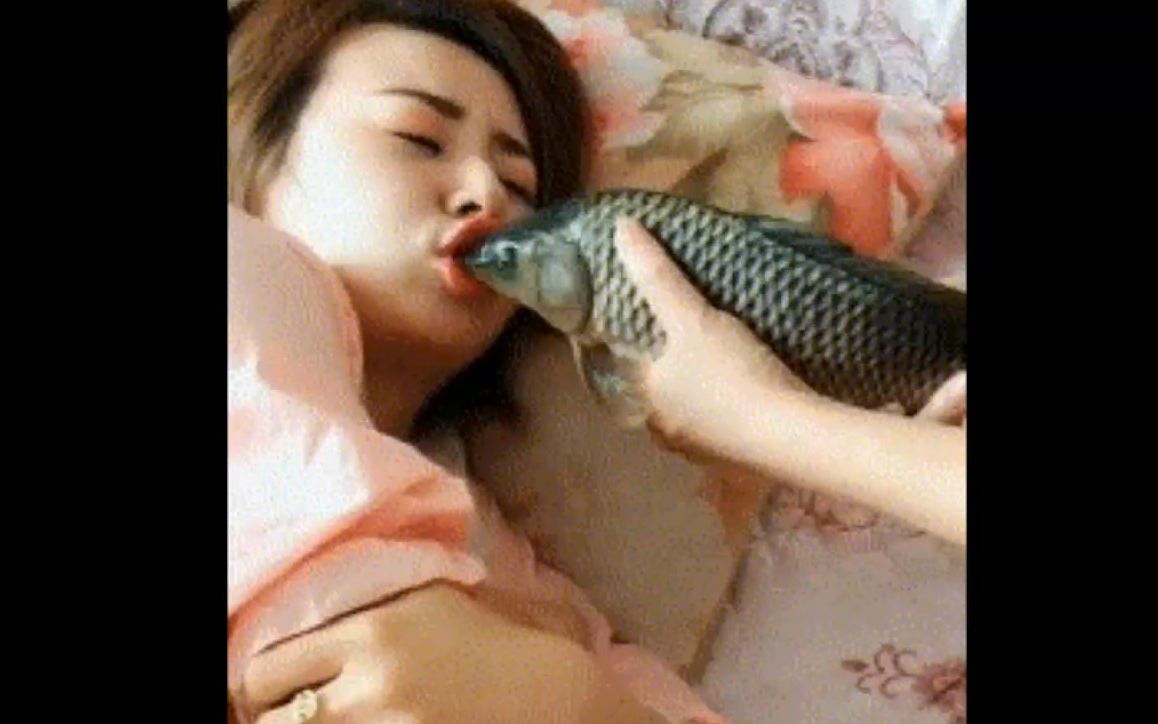 全球搞笑GIF图集锦——第132期:小姐姐睡着了,醒来估计会崩溃哔哩哔哩bilibili