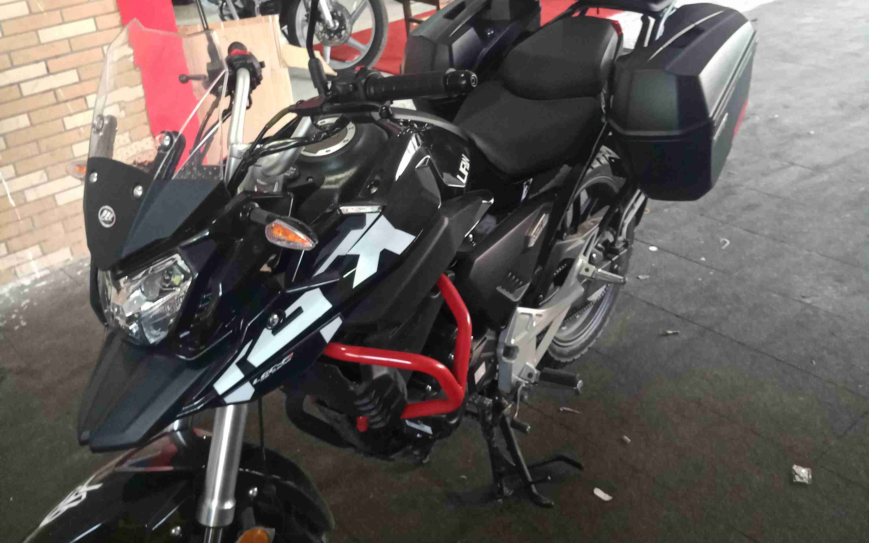 竟然需要这种操作,力帆kpt200,kpm国四版本摩托车.漏油啦!