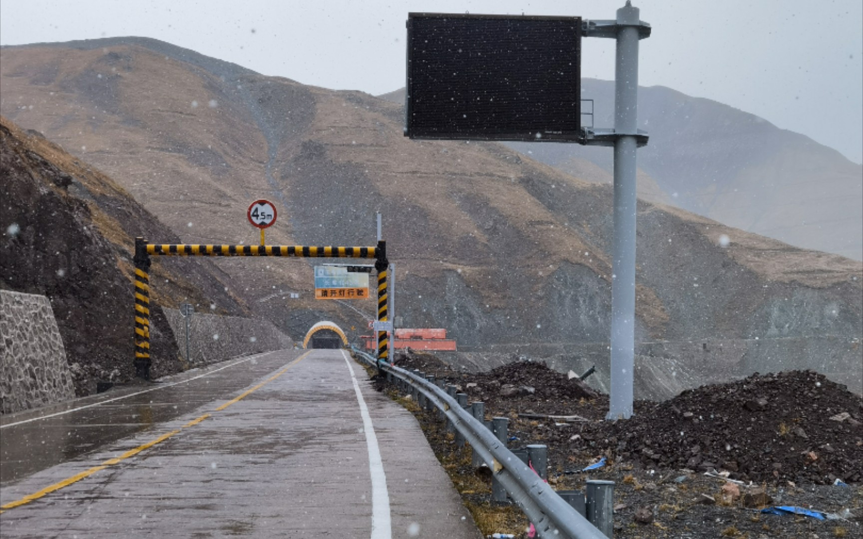 气候多端的独库公路,一天连遭几次雪,怪不得这里常年都要封路