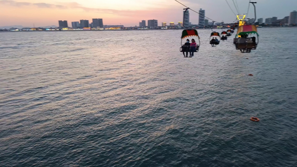 日落下的碧螺岛跨海索道