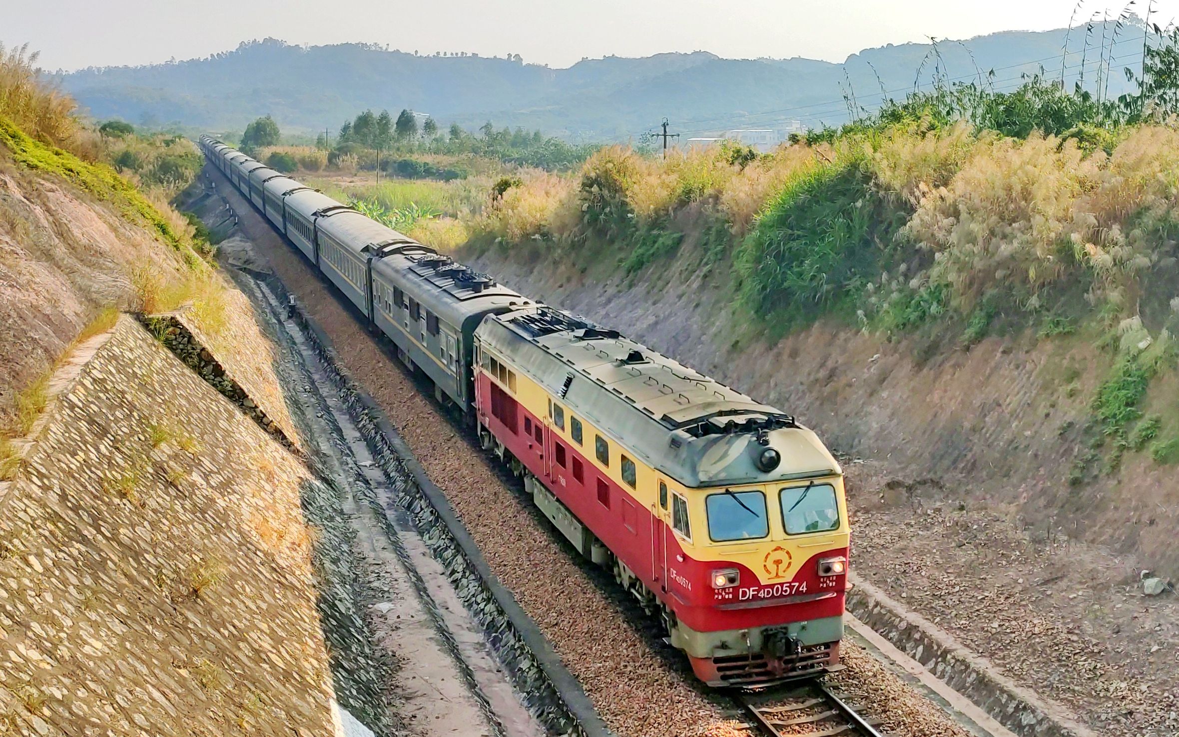 广铁龙段df4d0574牵引k9012通过广梅汕铁路揭阳段(鸣笛福利)_哔哩哔哩
