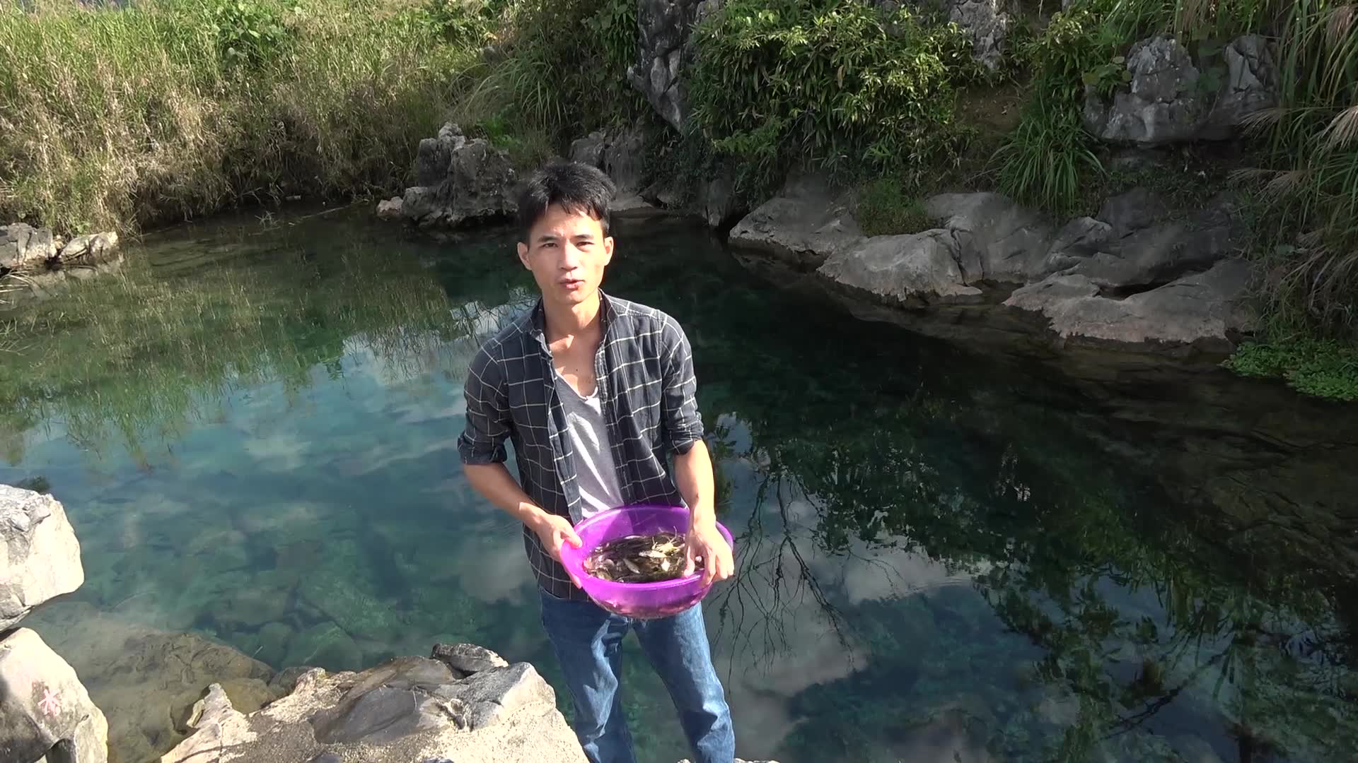 广西小伙河里搞野这次鱼虾河蟹都有捕到这样捕鱼太过瘾了