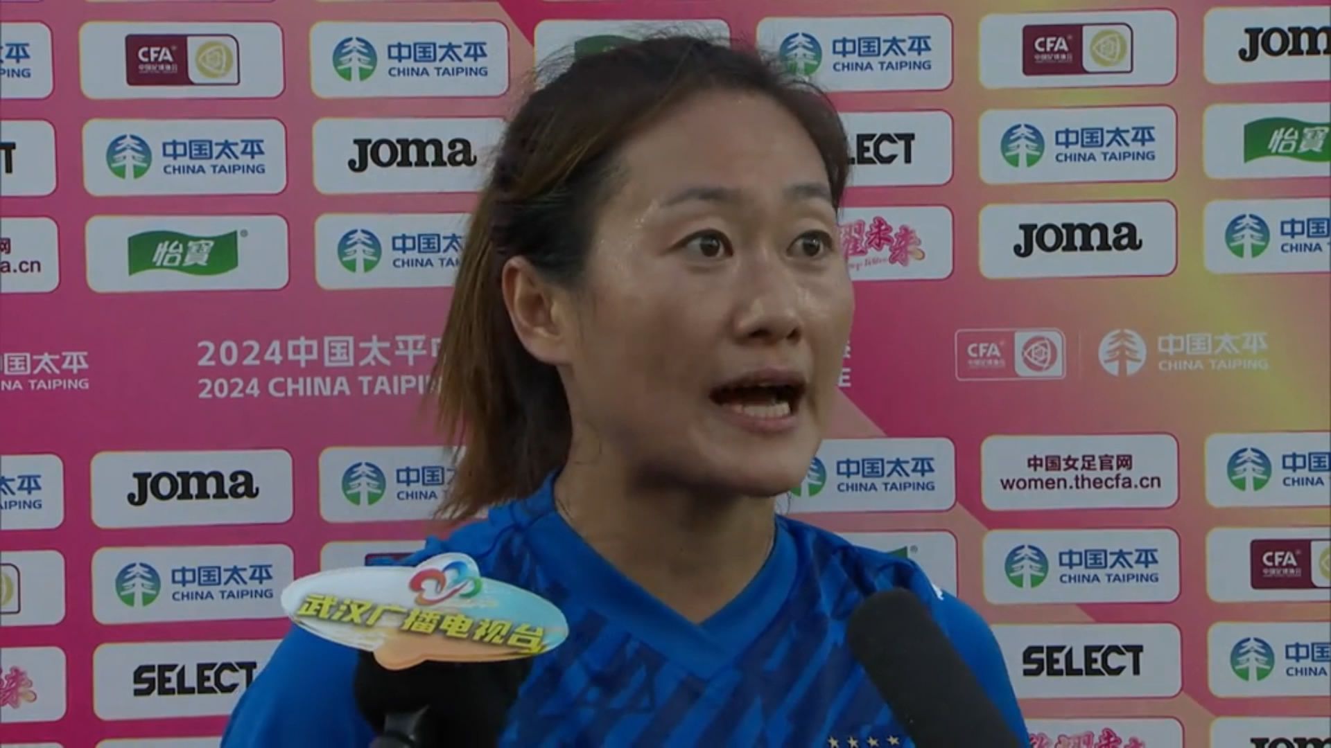 吴海燕在武汉女足夺得联赛五连冠后接受采访