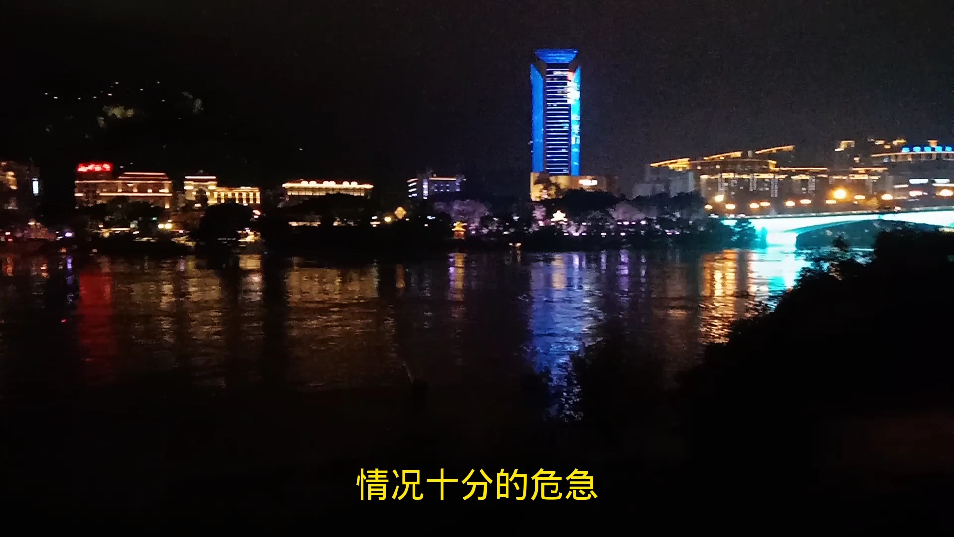 [图]天强降暴雨，江河水位随之高起，洪水无情淹没沿江步行道，出行难