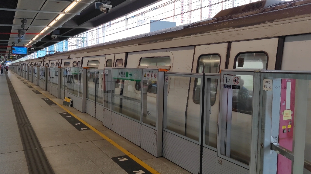 (抢救性拍摄)港铁观塘线mtrain驶离九龙湾站