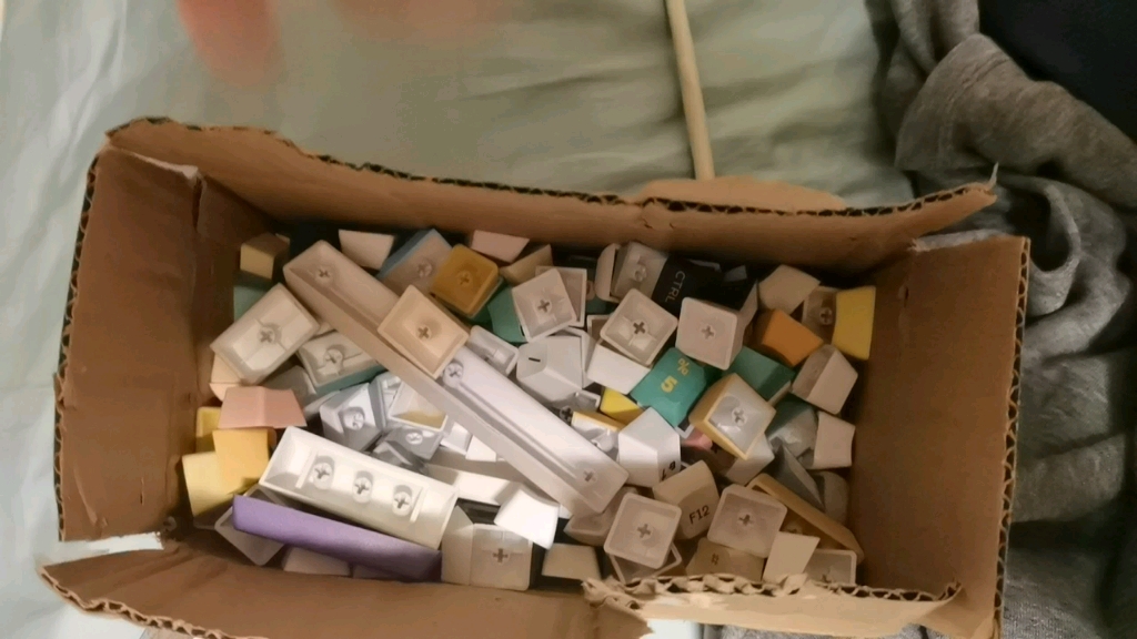 过年了,键帽垃圾包送一箱,500g带两个空格